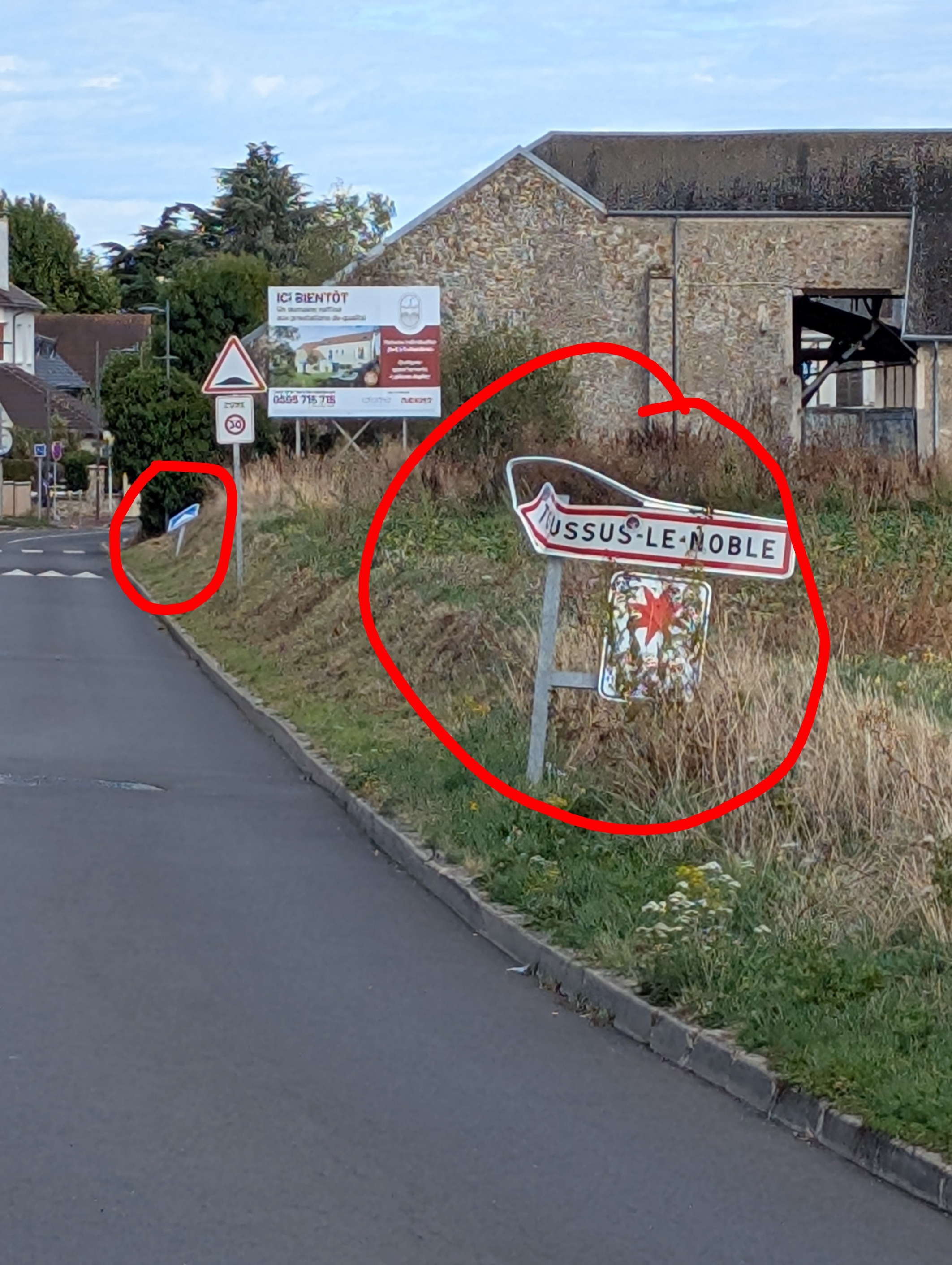Entrée du village Route de Châteaufort