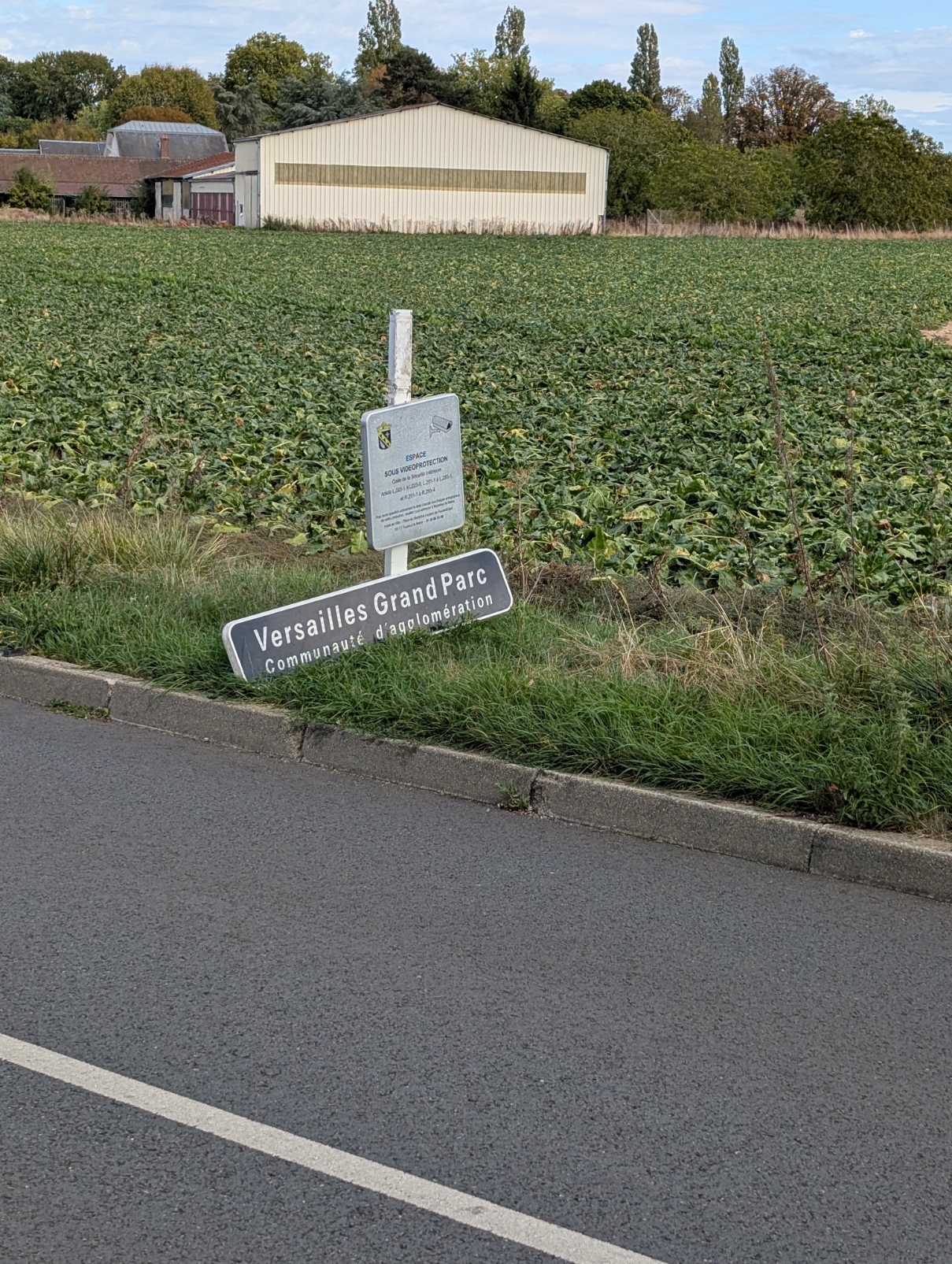 Entrée du village Route de Châteaufort