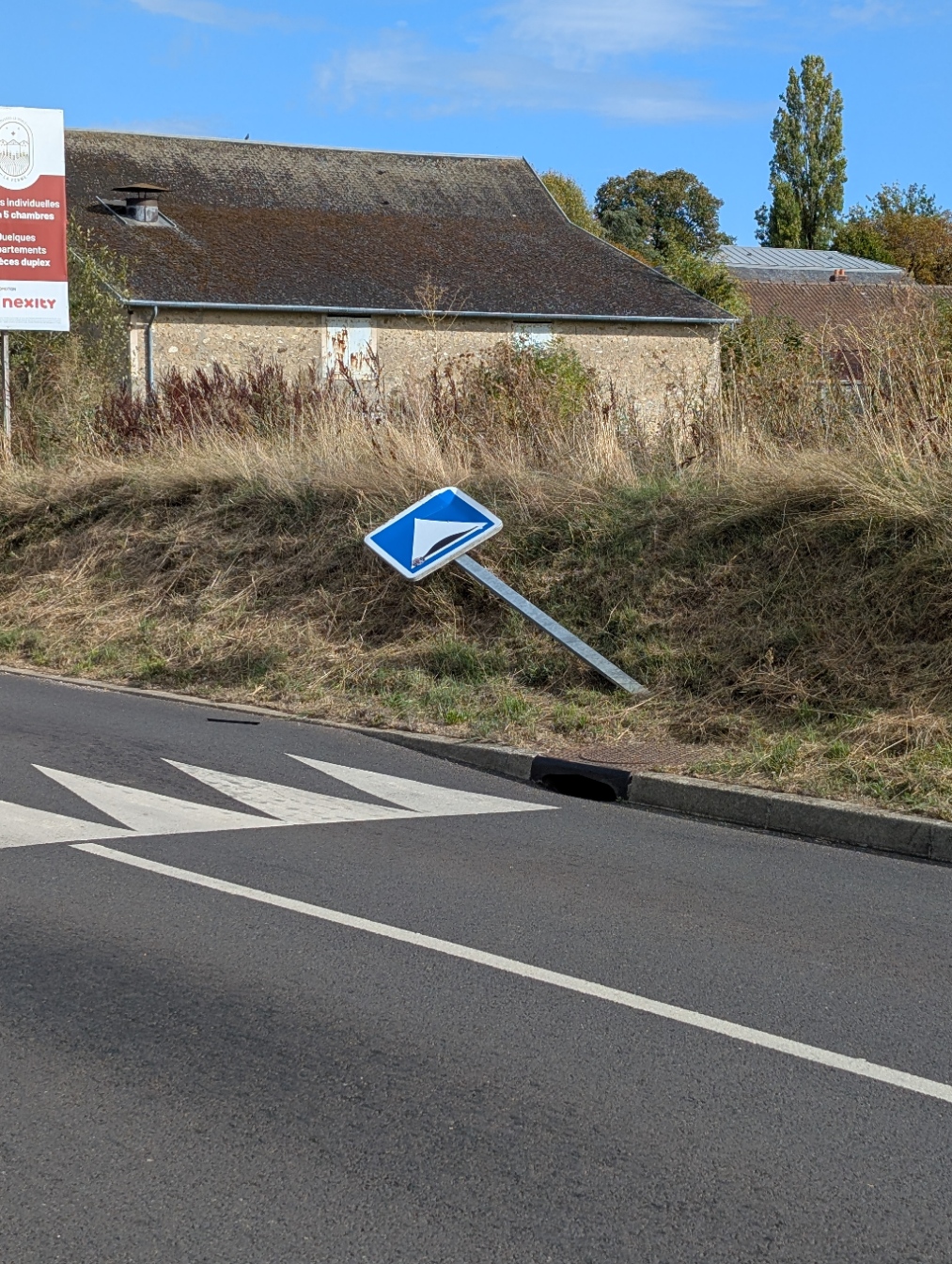 Entrée du village Route de Châteaufort